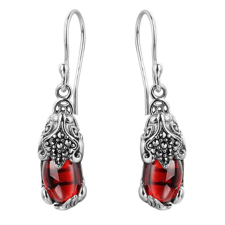Silberne Ohrringe mit roten Edelsteinen, filigranes Design, Schmuck für Damen, elegant und stilvoll.