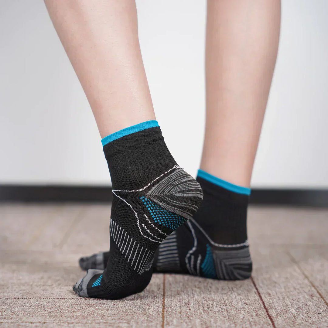Schwarze Sportsocken mit blauen Akzenten, atmungsaktiv, ideal für Fitness und Laufen.