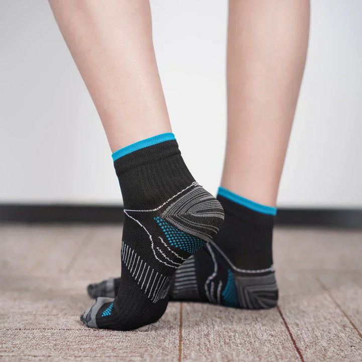 Schwarze Sportsocken mit blauen Akzenten, atmungsaktiv, ideal für Fitness und Laufen.