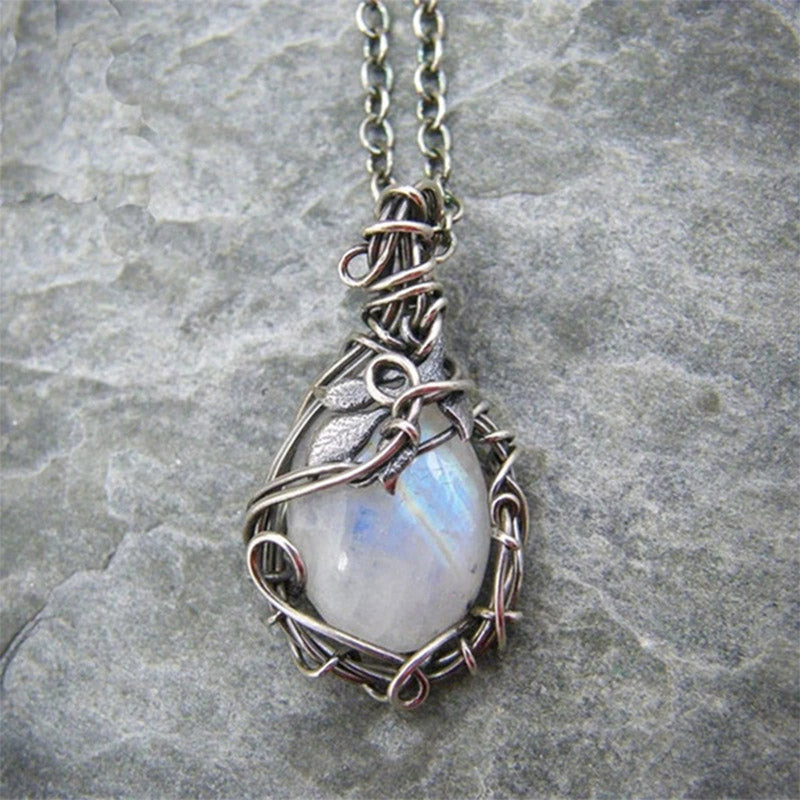 Silberkette mit Mondstein-Anhänger, handgefertigt, Schmuck, Geschenk, Damenaccessoire.