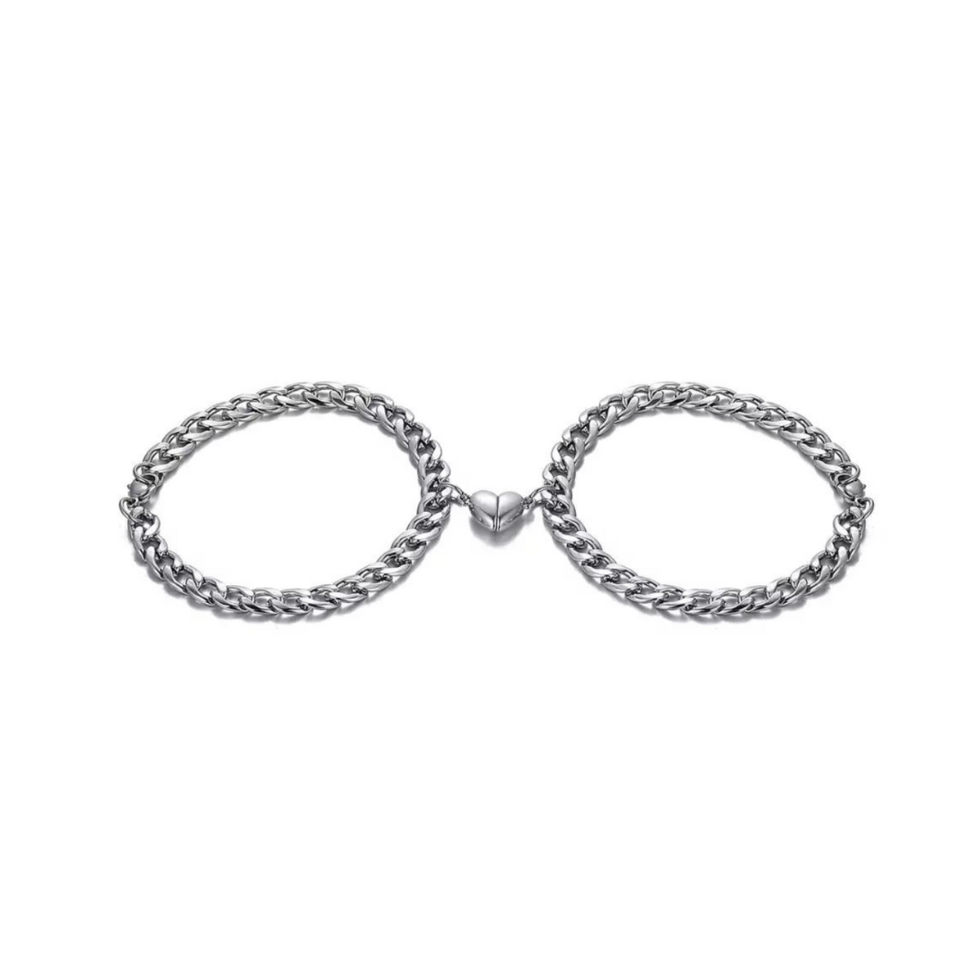 Silberne Doppelarmbänder mit Herzverschluss, Edelstahl, modisches Schmuckdesign.