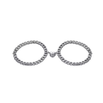 Silberne Doppelarmbänder mit Herzverschluss, Edelstahl, modisches Schmuckdesign.