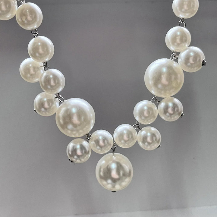 Perlenkette aus weißen Kunstperlen, elegantes Schmuckstück, modisches Accessoire für Damen.