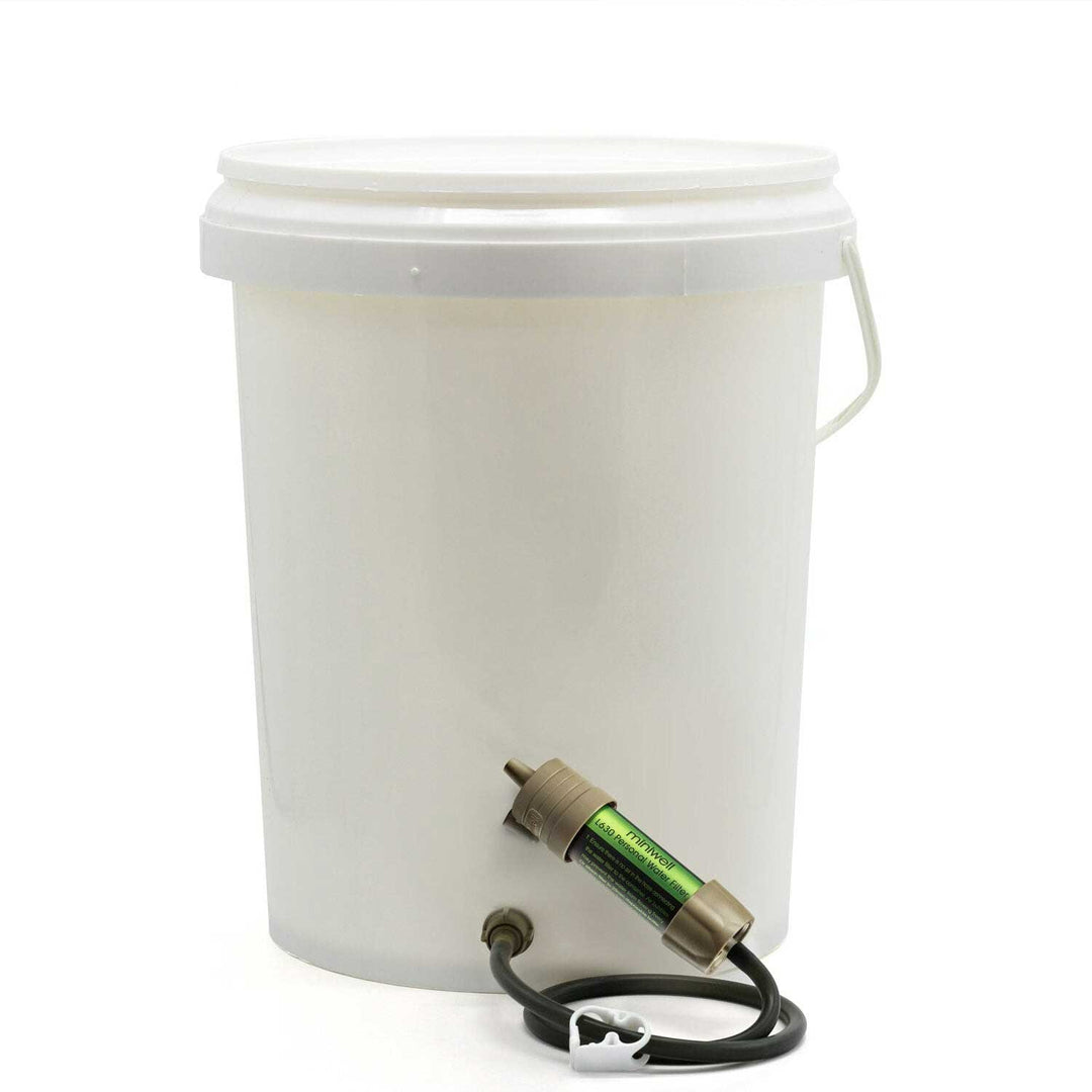 Weißer Kunststoff-Eimer mit Wasserfilter, ideal für Outdoor-Aktivitäten und Notfallvorsorge.
