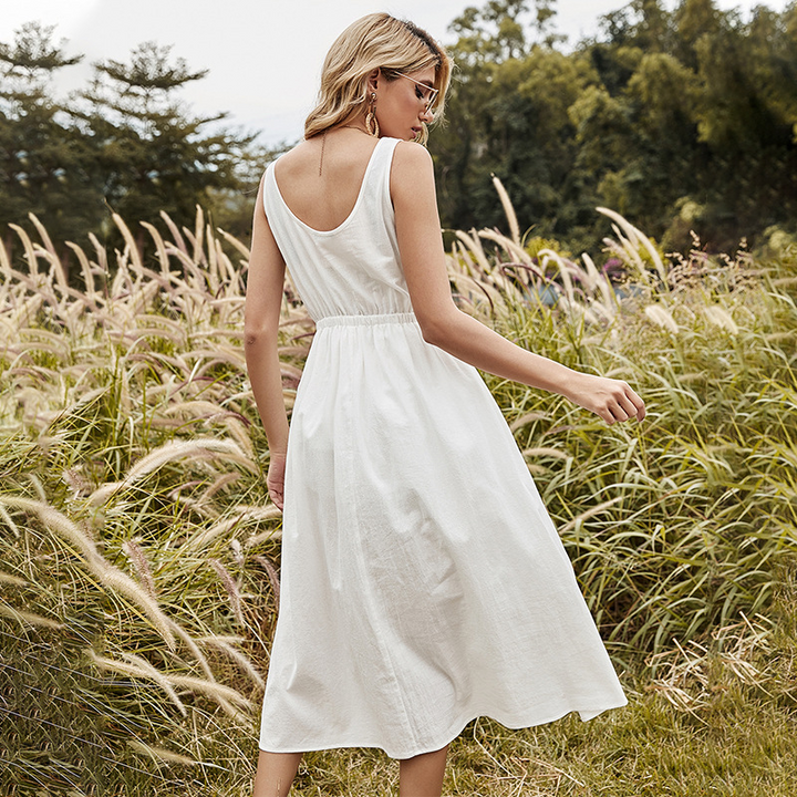 Frau im weißen Sommerkleid aus Baumwolle in einem Feld, Rückansicht, Natur, Mode, Freizeitkleidung.