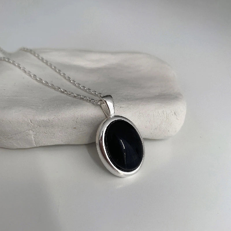 Silberkette mit schwarzem Onyx-Anhänger, eleganter Schmuck, handgefertigt, Damenaccessoire.