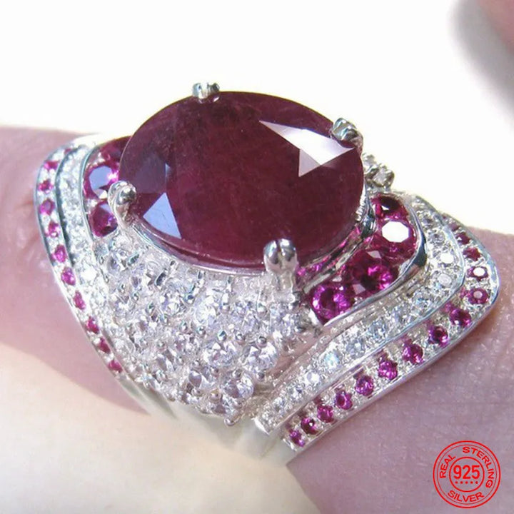 Silberring mit großem ovalem Rubin, umgeben von kleinen Diamanten und Rubinen, 925 Sterling.