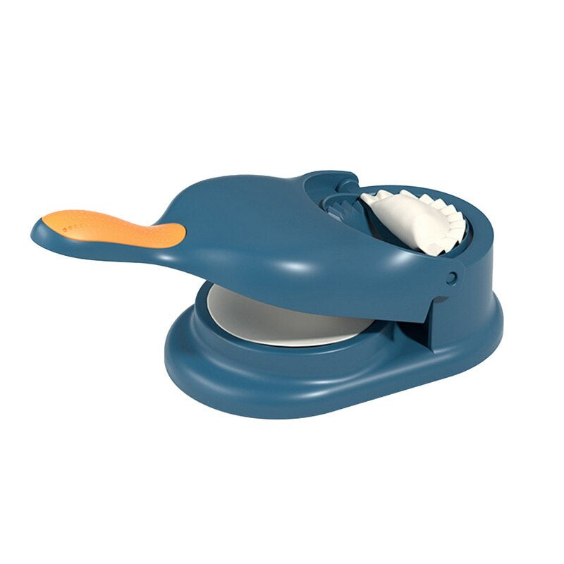 Blauer Teigformer aus Kunststoff mit orangefarbenem Griff für Ravioli und Teigtaschen.