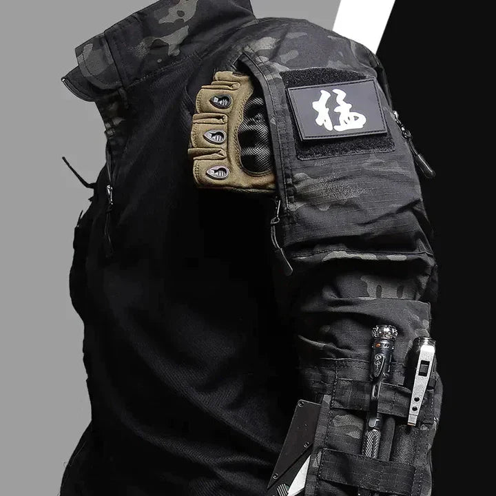 Taktische schwarze Jacke mit Camouflage-Muster, Reißverschlüssen und Taschen, Outdoor-Bekleidung.