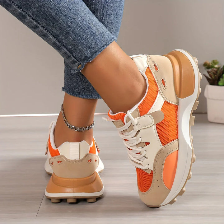 Damen-Sneaker in Orange und Beige, atmungsaktiv, modisch, mit weißer Sohle und Schnürsenkeln.