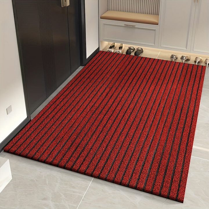 Roter gestreifter Teppich im Flur, rutschfest, modern, Eingangsmatte, Innenbereich.