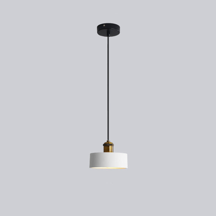 Moderne schwarze und weiße Pendelleuchte, Metall, minimalistisch, für Wohnzimmerbeleuchtung.