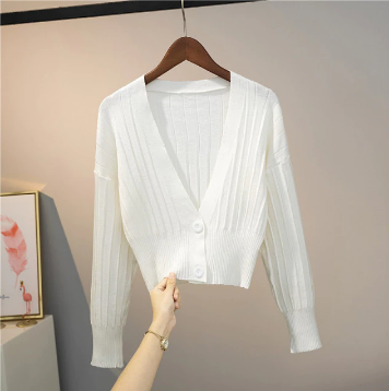 Weiße Strickjacke Damen, V-Ausschnitt, Knöpfe, gerippt, elegant, modisch, Herbstmode.