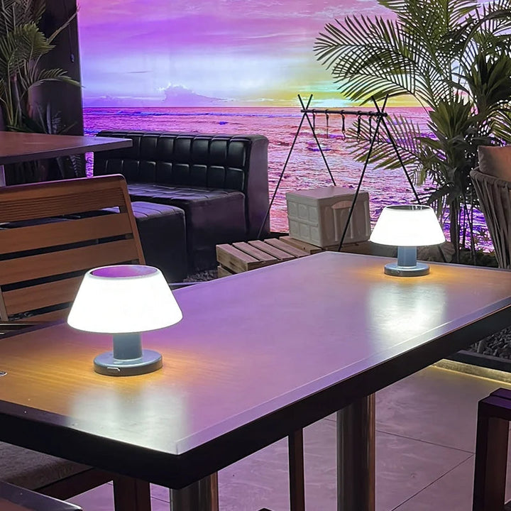 Moderne Tischlampen auf Holztisch, LED, weiß, für stilvolle Innenraumbeleuchtung, Wohnzimmer.