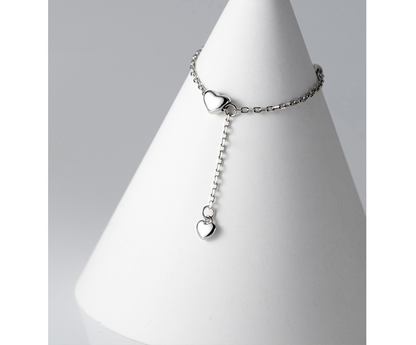 Silberarmband mit Herzanhänger, Damen Schmuck, elegantes Design, Geschenkidee, modisch.