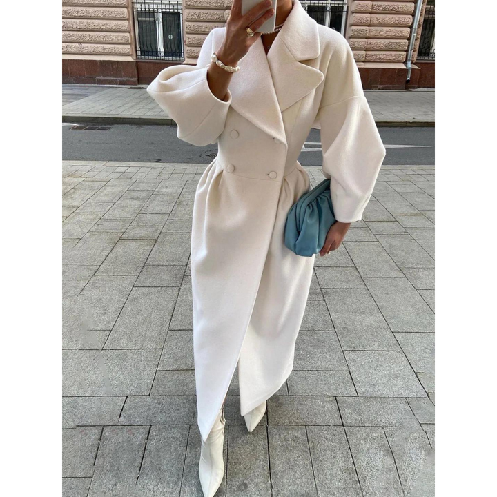 Weiße Damen-Wollmantel, doppelt geknöpft, mit breitem Kragen und blauer Clutch auf Gehweg.