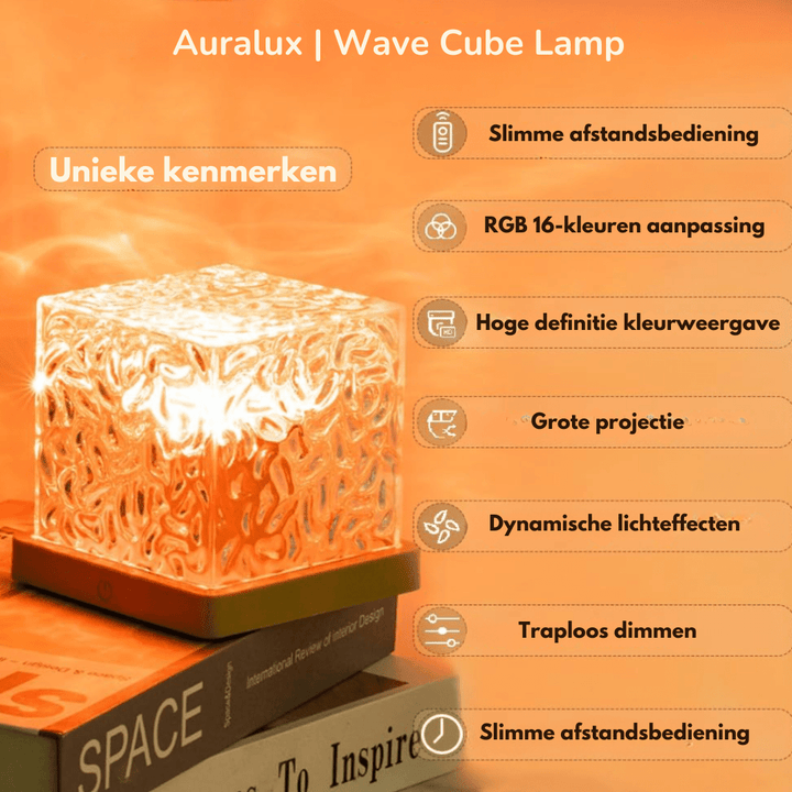 Oranžově svítící kostka lampy na stohu knih, vedle ní seznam hlavních vlastností lampy. 7