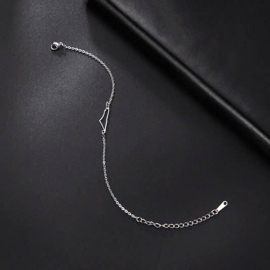 Silberne Armbandkette auf schwarzem Hintergrund, minimalistisch, elegant, Schmuckdesign.