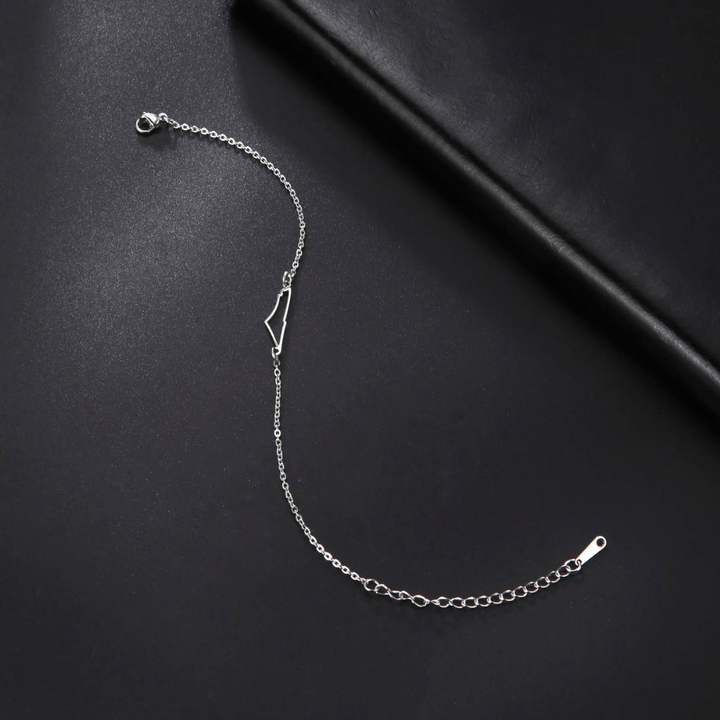 Silberne Armbandkette auf schwarzem Hintergrund, minimalistisch, elegant, Schmuckdesign.