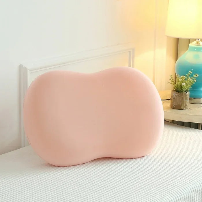 Rosa ergonomisches Nackenkissen aus Memory-Schaum auf Bett, ideal für Schlafkomfort.