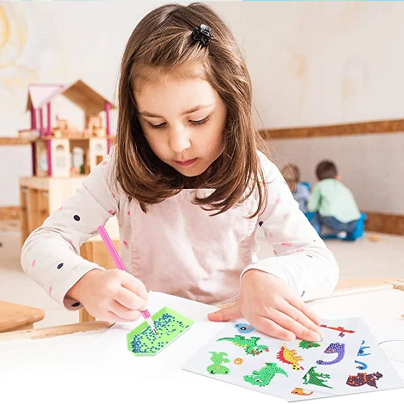 Mädchen malt mit bunten Stiften auf Papier, Kinderzimmer, kreative Kinderaktivität.