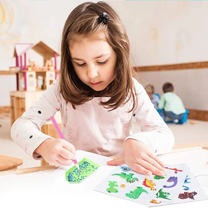 Mädchen malt mit bunten Stiften auf Papier, Kinderzimmer, kreative Kinderaktivität.