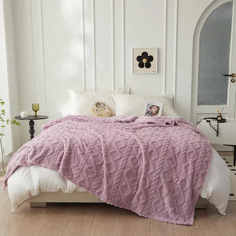 Rosa Strickdecke auf weißem Bett, gemütliches Schlafzimmer, moderne Inneneinrichtung.