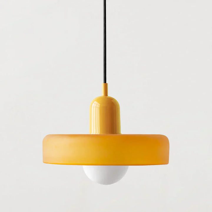 Gelbe Pendelleuchte aus Metall, modernes Design, ideal für Wohnzimmer oder Esszimmerbeleuchtung.