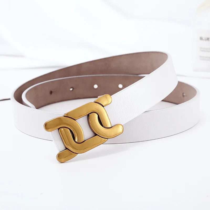 Weißer Ledergürtel mit goldener Schnalle, modisches Accessoire, Damenmode.
