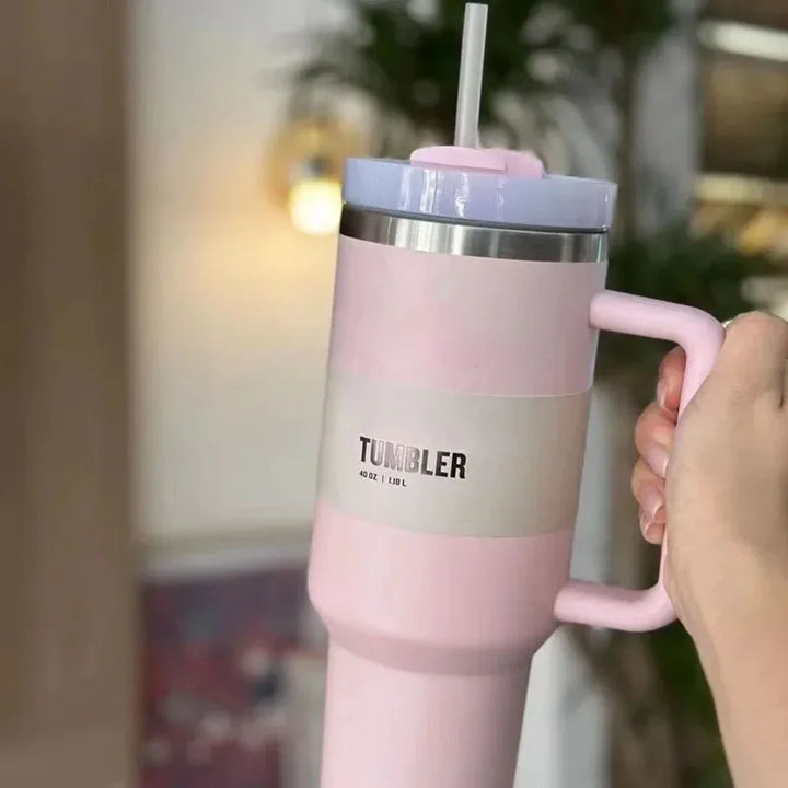 Rosa Thermobecher mit Griff und Strohhalm, Edelstahl, isoliert, für heiße und kalte Getränke.