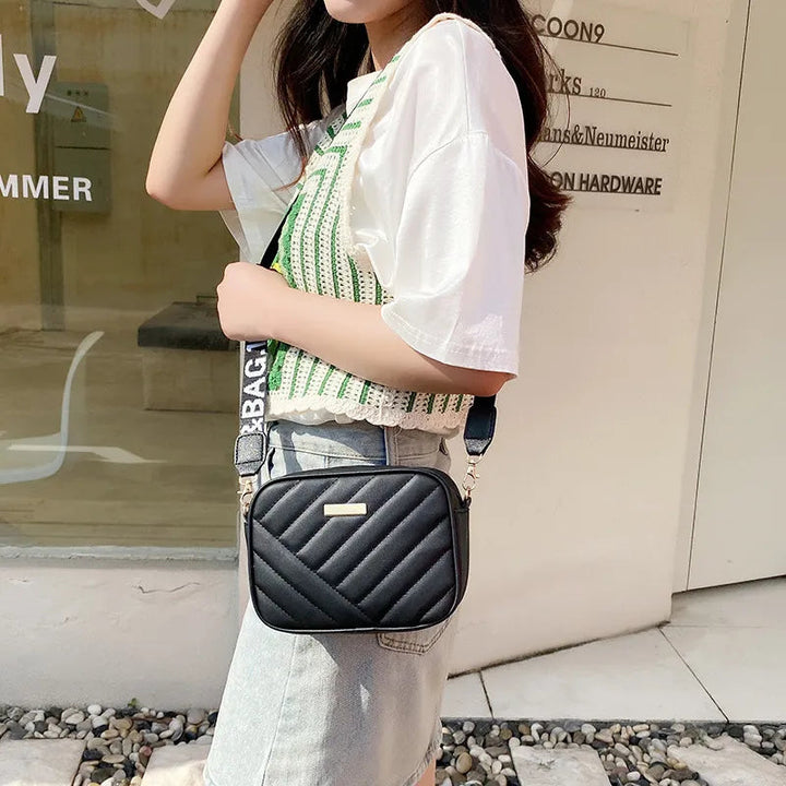 Frau mit schwarzer Umhängetasche, gesteppt, modisch, Sommeroutfit, lässig, Straße.