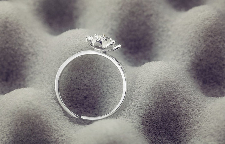 Silberring mit Lotusblüte-Design, eleganter Schmuck, minimalistisch, Damenring, Geschenkidee.