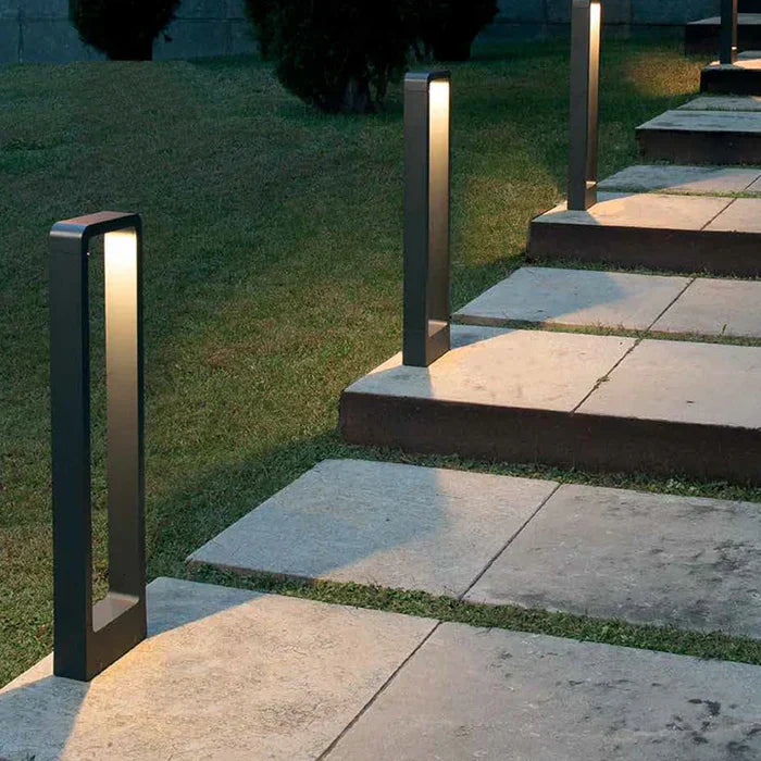 Moderne LED-Wegeleuchten aus Metall, anthrazit, beleuchten Gartenweg bei Nacht.