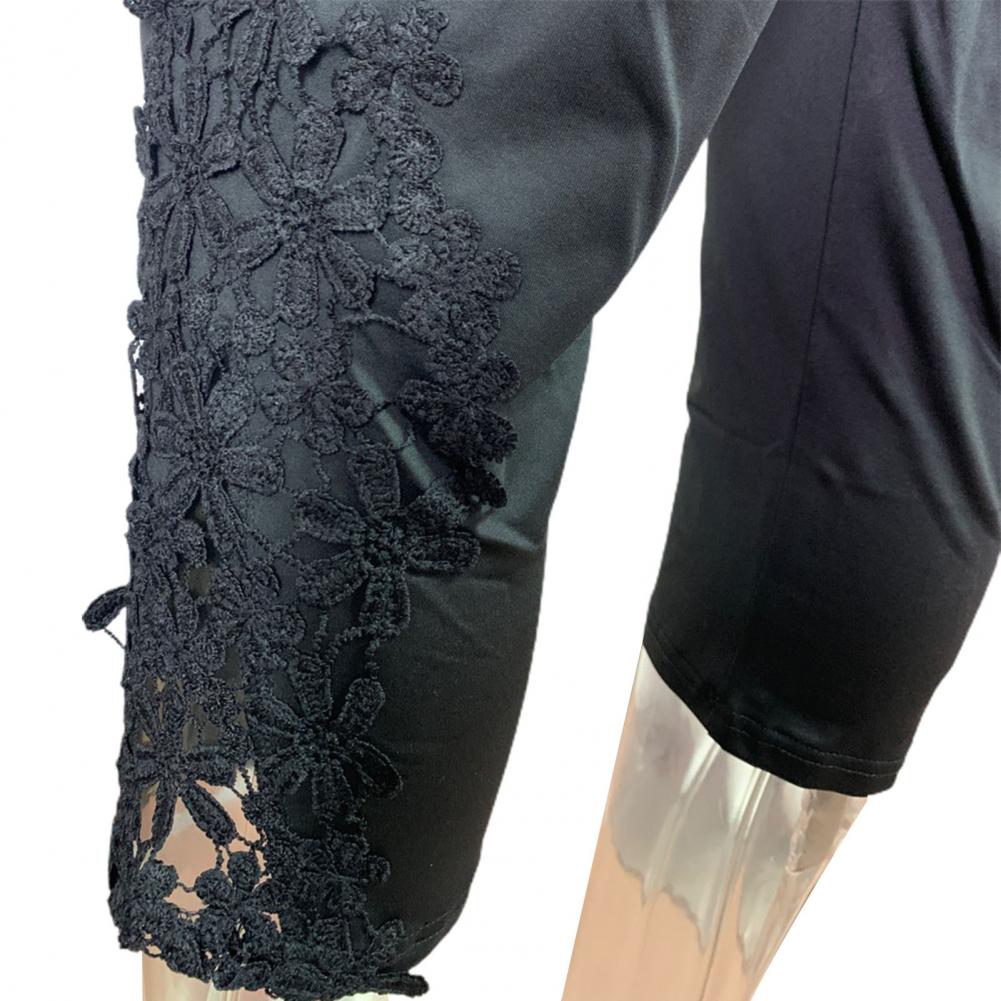 Schwarze Damenhose mit floraler Spitze, knielang, elegant, aus Baumwollmischung.