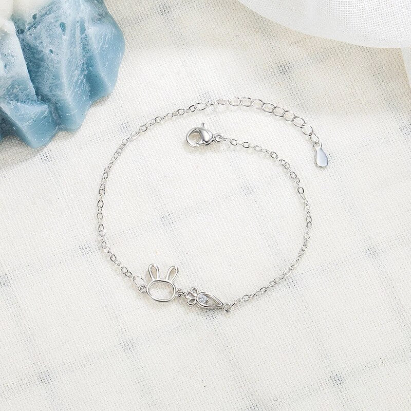 Silberarmband mit Hasenanhänger, zartes Design, Damen-Schmuck, Geschenkidee, modisch.