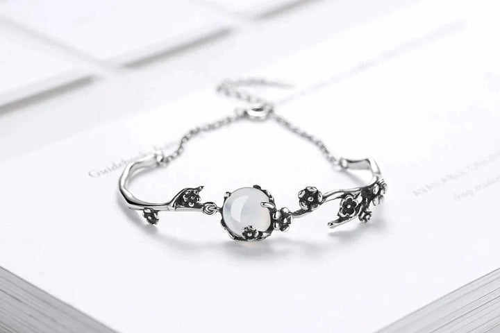 Silberarmband mit Mondstein, filigranes Design, Damen-Schmuck, elegantes Accessoire.
