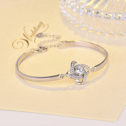 Silbernes Armband mit Knoten-Design, Zirkonia-Steinen, ideal als Hochzeitsgeschenk.