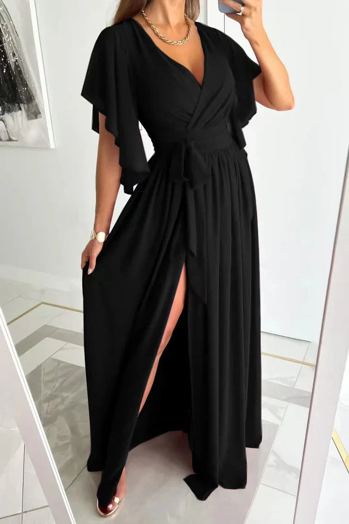 Schwarzes Maxikleid mit V-Ausschnitt, kurzen Ärmeln und hohem Schlitz, elegantes Abendkleid.