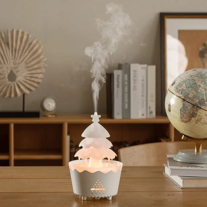 Weißer Weihnachtsbaum-Luftbefeuchter auf Holztisch, Dampf, moderne Dekoration, Wohnzimmer.