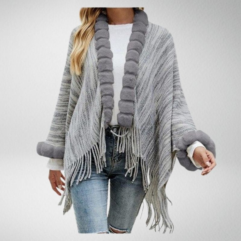 Damen Poncho grau mit Fransen, Strick, warm, modisch, Herbst Winter, lässig, elegant.