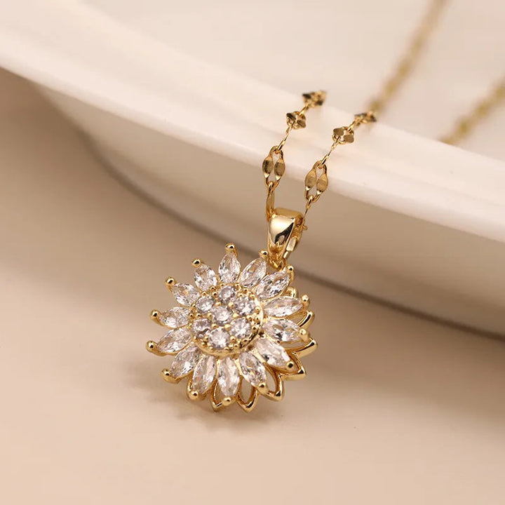 Goldene Sonnenblumen-Halskette mit Kristallen, eleganter Schmuck, Damenaccessoire.