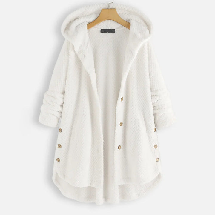 Weiße Damen-Fleecejacke mit Kapuze, Knöpfen und Taschen, gemütlich und warm.
