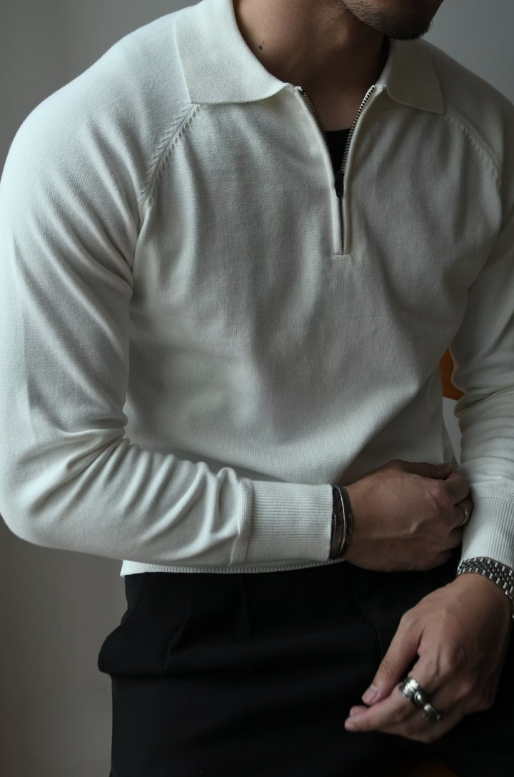 Mann in cremefarbenem Langarm-Pullover mit Reißverschluss, eleganter Freizeitlook.
