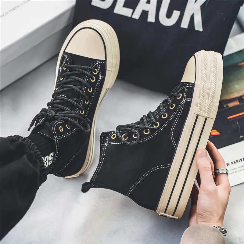 Schwarze High-Top-Sneaker mit beiger Sohle, Schnürsenkeln, lässiger Streetwear-Stil.