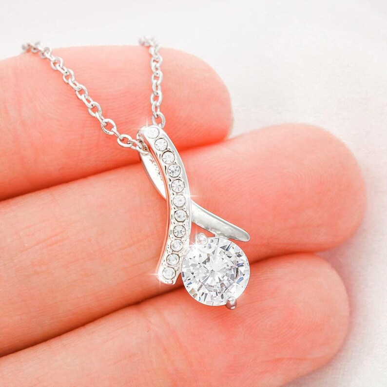 Silberne Halskette mit Zirkonia-Anhänger, funkelnd, elegantes Schmuckdesign, Damenaccessoire.