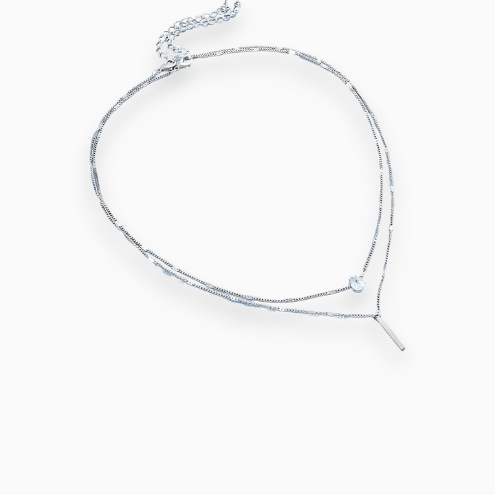 Silberne Halskette mit Anhänger, elegantes Design, Damen-Schmuck, modisches Accessoire.
