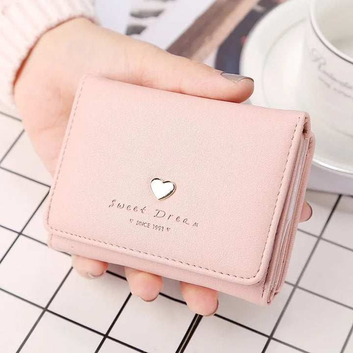 Rosa Damen-Geldbörse aus Leder mit Herz-Design, kompakt, modisch, handgehalten.