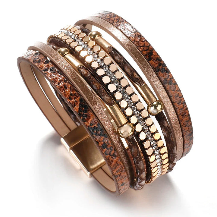 Braunes Lederarmband mit goldenen Akzenten, mehrschichtig, modisch, Damenaccessoire.