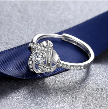 Silberner Verlobungsring mit Diamant, Knotendesign, funkelnde Zirkonia, eleganter Schmuck.