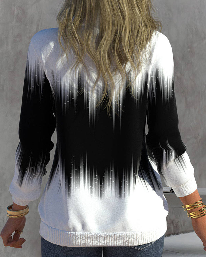 Frau in schwarz-weißem Pullover mit abstraktem Muster, lässige Mode, Rückansicht.